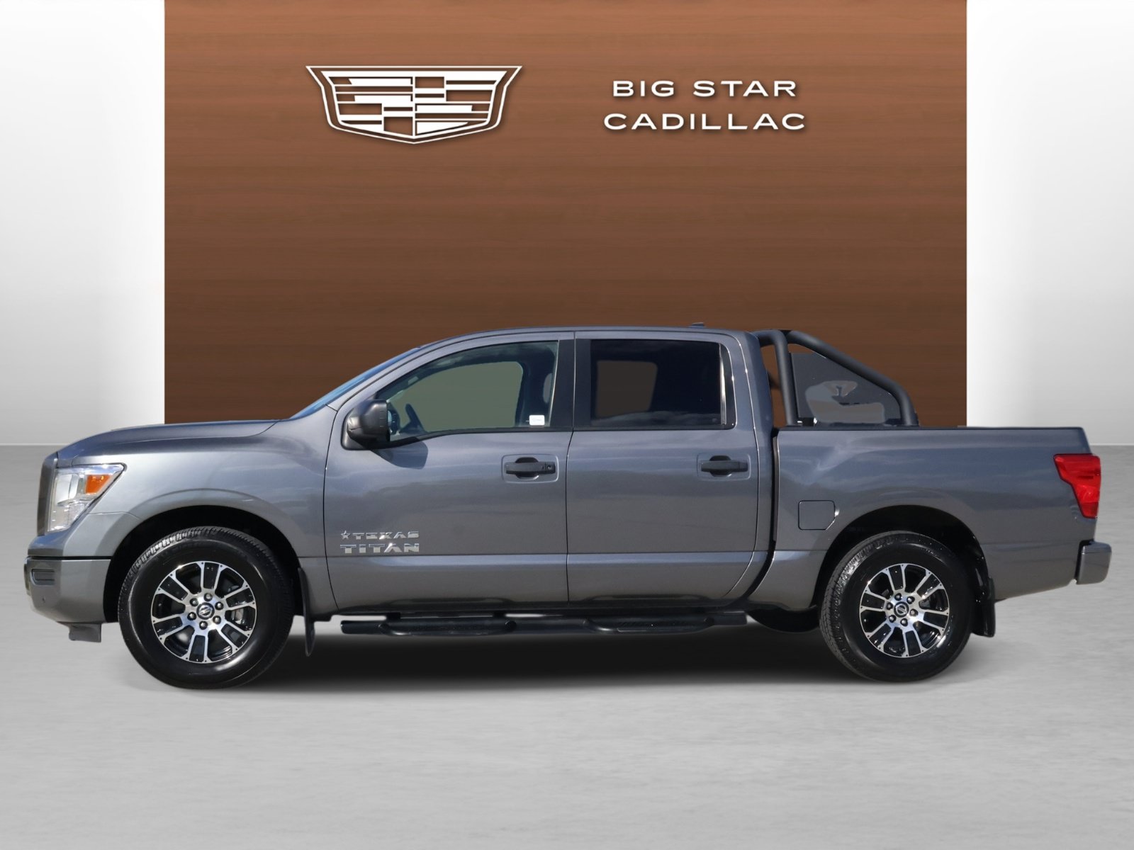 Used 2022 Nissan Titan SV w/ SV Convenience Package RWD image 2