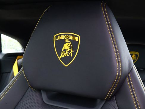 Used 2025 Lamborghini Urus SE AWD/4WD image 15
