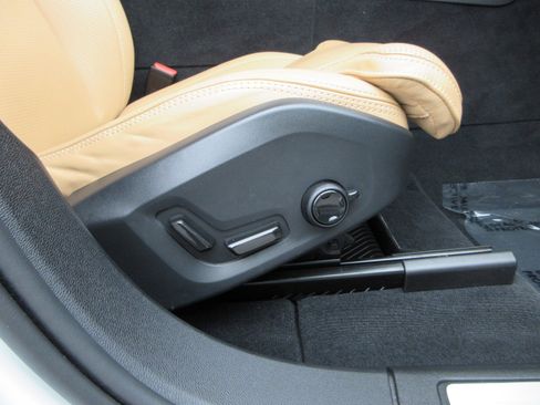 Used 2023 Volvo XC60 T8 Ultimate image 28