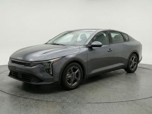 Used 2025 Kia K4 LXS image 3