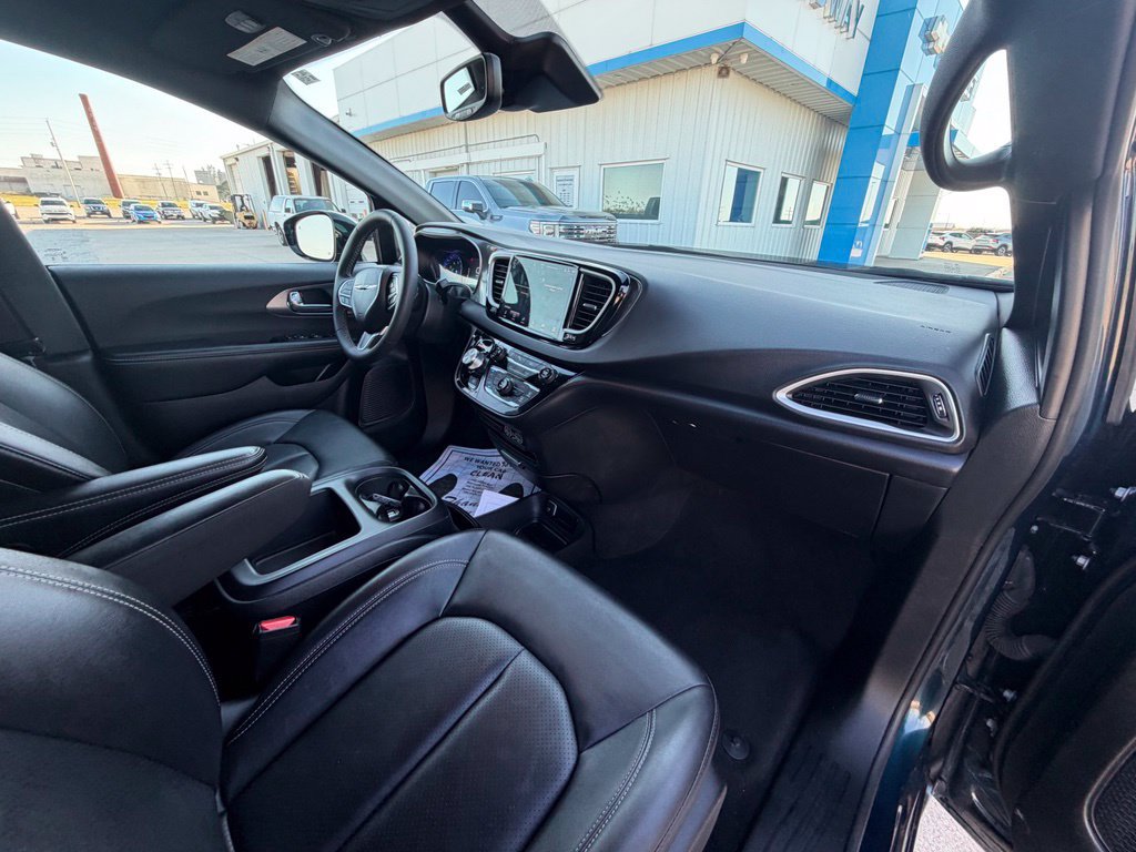 Used 2025 Chrysler Pacifica Select FWD image 31