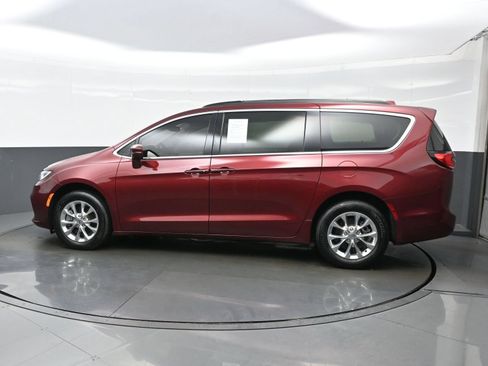 Used 2022 Chrysler Pacifica Touring-L AWD/4WD image 4