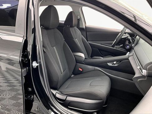 Used 2025 Hyundai Elantra SE image 7