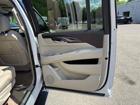 Used 2017 Cadillac Escalade ESV Premium Luxury AWD/4WD image 25