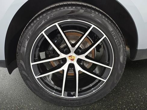 Certified 2025 Porsche Macan AWD/4WD image 29