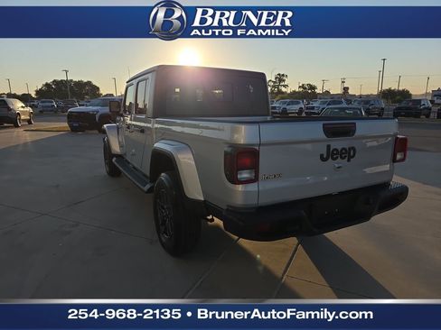 Used 2024 Jeep Gladiator Sport image 16