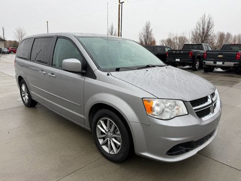 Used 2016 Dodge Grand Caravan SE image 1