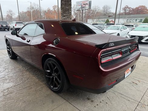 Used 2022 Dodge Challenger SXT w/ Driver Convenience Group image 9