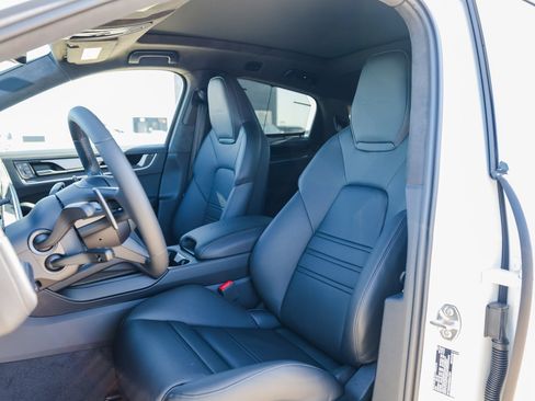 New 2025 Porsche Cayenne Turbo image 5
