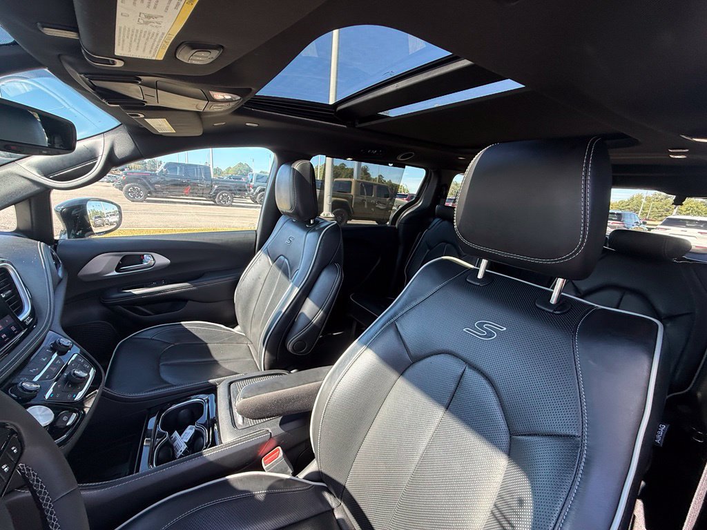Used 2025 Chrysler Pacifica Limited FWD image 19