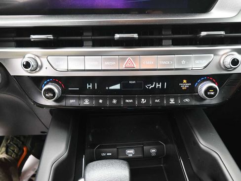 Used 2024 Kia Telluride LX image 8