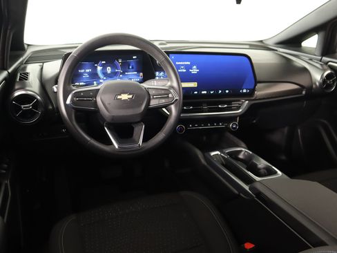 Used 2025 Chevrolet Equinox EV LT image 2