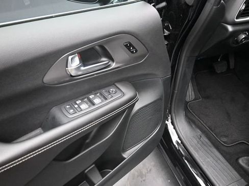 Used 2026 Chrysler Pacifica Select FWD image 14