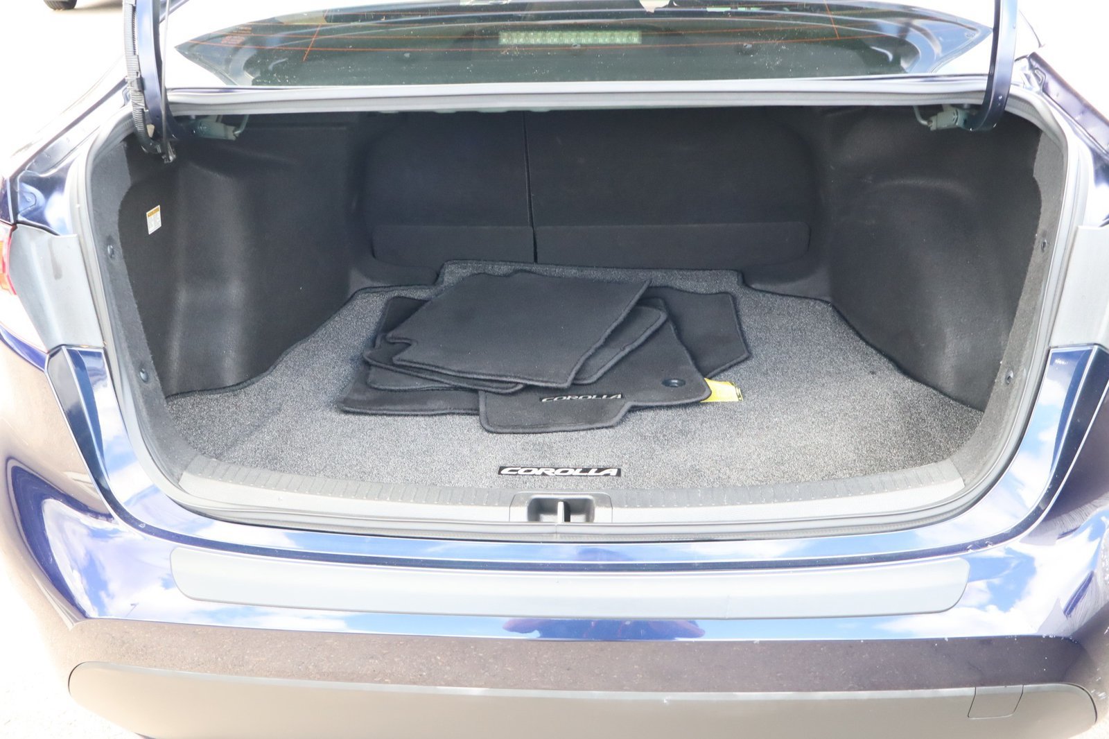 Used 2022 Toyota Corolla LE w/ Premium Interior Package FWD image 36