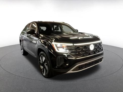 Used 2025 Volkswagen Atlas Cross Sport SE image 3