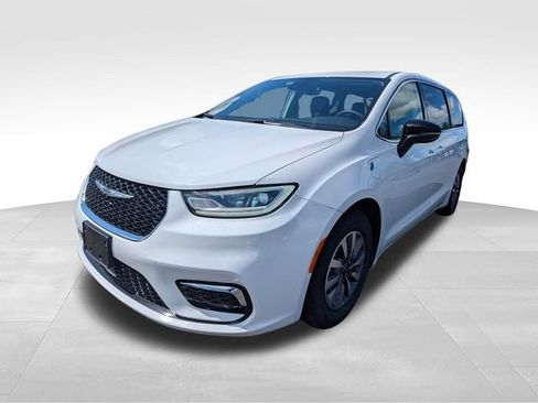 Used 2024 Chrysler Pacifica Limited FWD image 3
