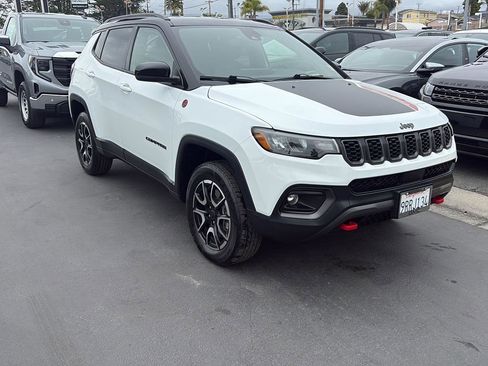 Used 2025 Jeep Compass Trailhawk AWD/4WD image 1