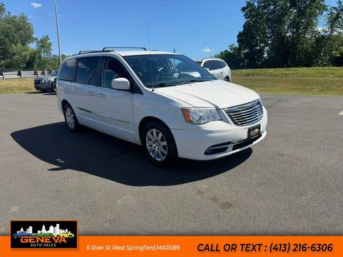 Used 2013 Chrysler Town & Country Touring FWD image 3