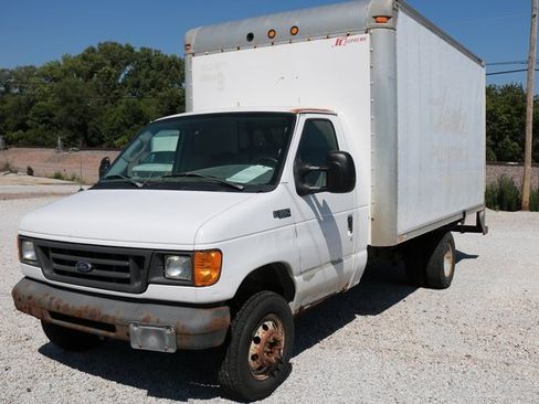 Used 2004 Ford E-350 and Econoline 350 Super Duty image 11