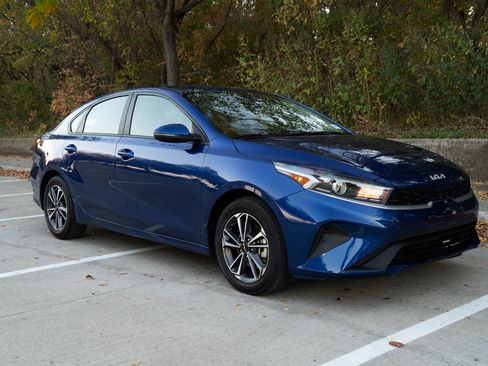 Used 2023 Kia Forte LXS w/ LXS Technology Package image 2