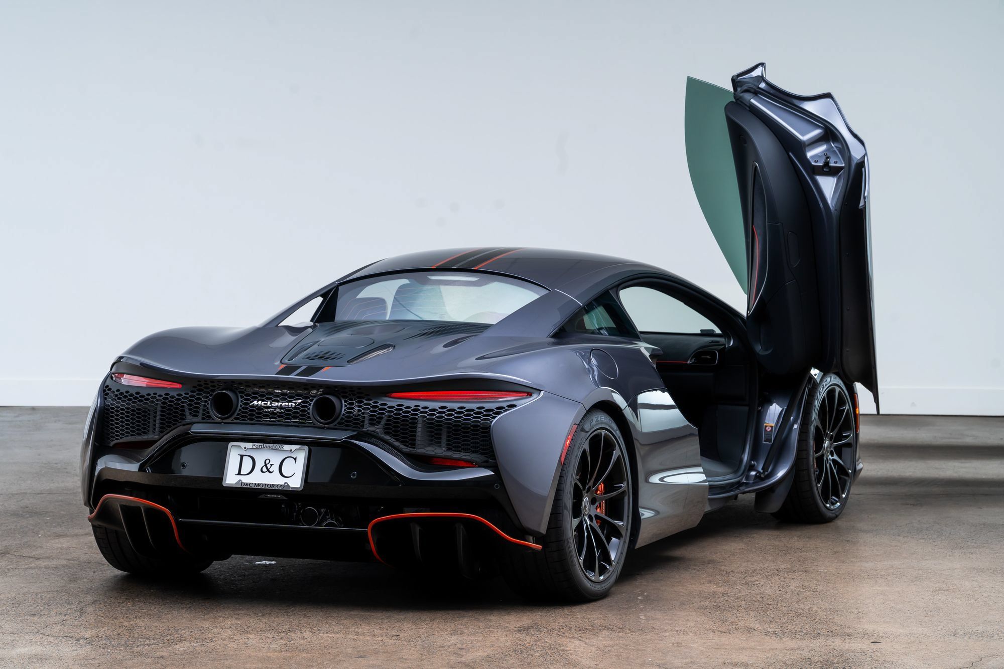 Used 2024 McLaren Artura RWD image 17
