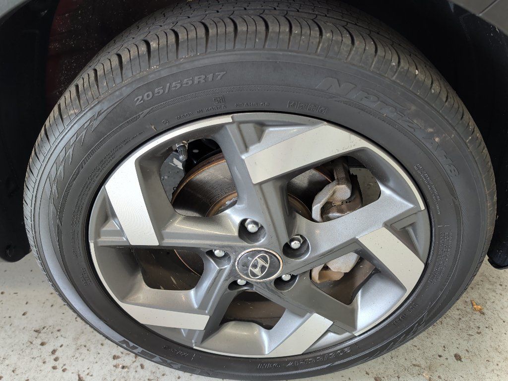 Used 2025 Hyundai Venue SEL FWD image 4