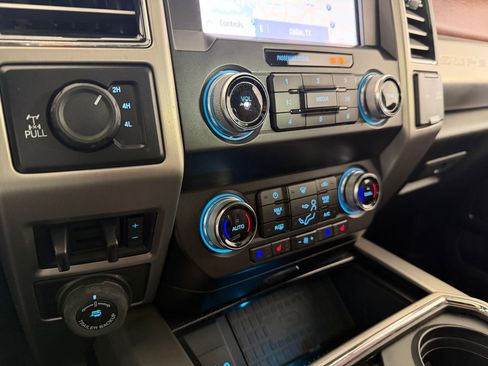 Used 2021 Ford F250 Platinum w/ FX4 Off-Road Package image 37