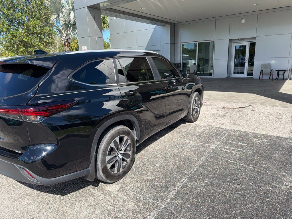 Used 2024 Toyota Highlander XLE FWD image 3