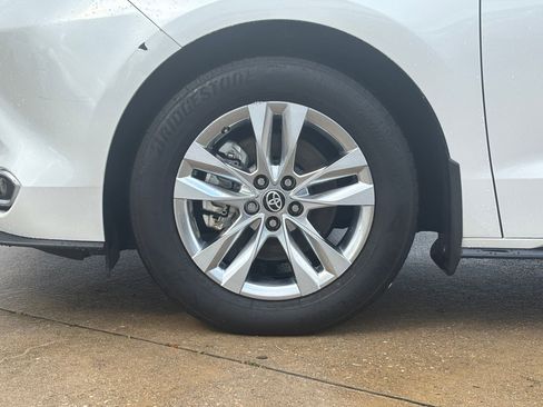 Used 2023 Toyota Sienna Limited image 12