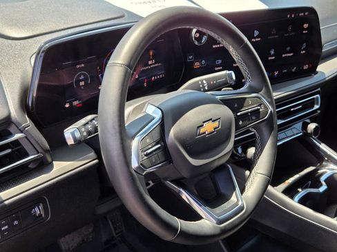 Used 2025 Chevrolet Traverse LT FWD image 19