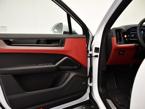 Certified 2026 Porsche Cayenne E-Hybrid AWD/4WD image 37
