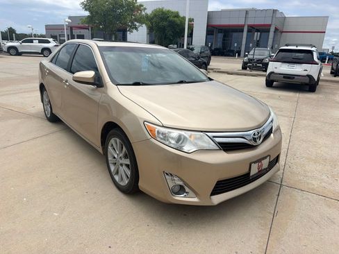 Used 2012 Toyota Camry XLE w/ Convenience Pkg FWD image 2