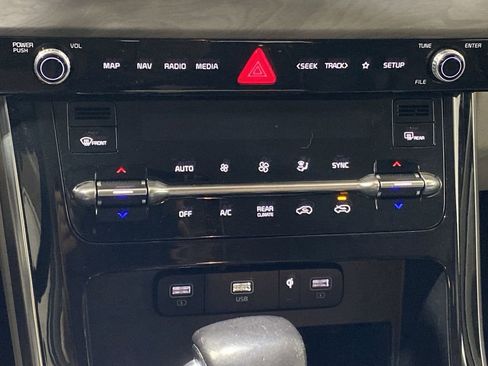 Used 2022 Kia Carnival EX image 17