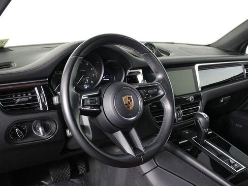 Certified 2022 Porsche Macan image 4