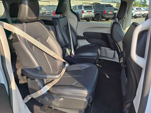 Used 2024 Chrysler Pacifica Limited FWD image 14