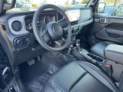 Used 2025 Jeep Wrangler Willys image 16