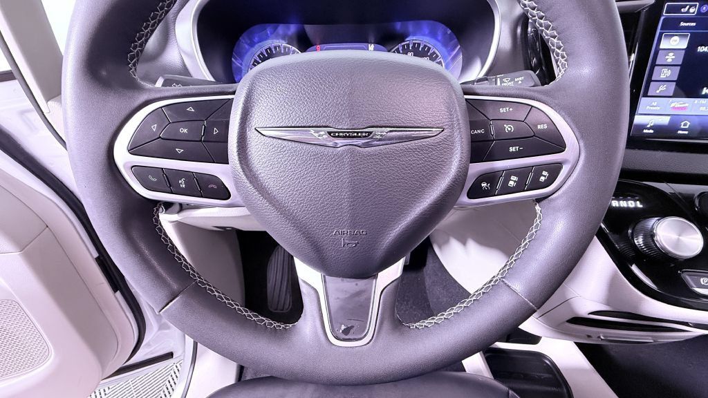 Used 2023 Chrysler Pacifica Touring-L FWD image 11