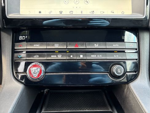 Used 2020 Jaguar F-PACE Premium image 21