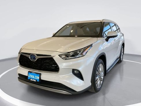 Used 2024 Toyota Highlander Platinum AWD/4WD image 1