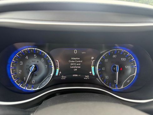 Used 2023 Chrysler Pacifica Touring-L FWD image 17