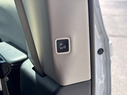 Used 2024 Chrysler Pacifica Limited FWD image 29