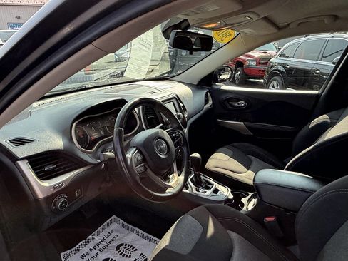 Used 2018 Jeep Cherokee Latitude w/ Altitude Package image 10