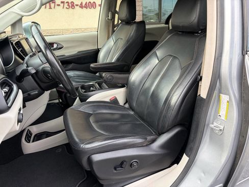Used 2020 Chrysler Pacifica Touring-L w/ Tire & Wheel Group image 9