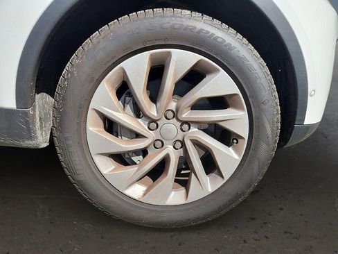 Used 2024 Land Rover Discovery S image 8