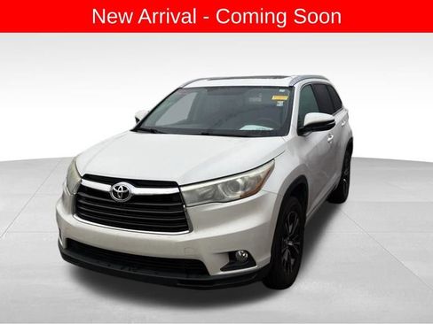 Used 2016 Toyota Highlander XLE image 2