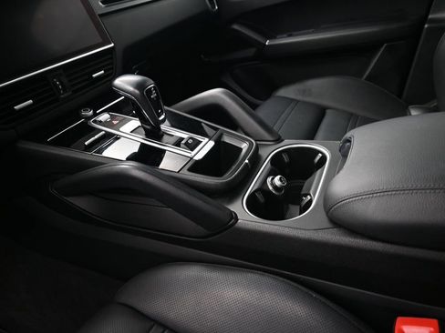 Used 2020 Porsche Cayenne image 22