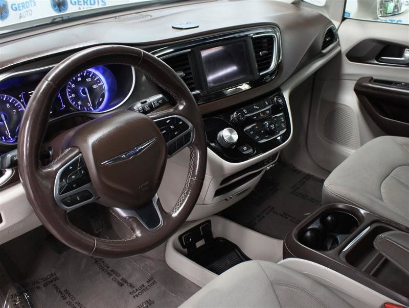 Used 2019 Chrysler Pacifica Touring Plus w/ Tire & Wheel Group FWD image 7