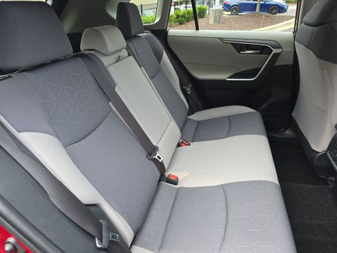 Used 2020 Toyota RAV4 XLE w/ Convenience Package FWD image 12