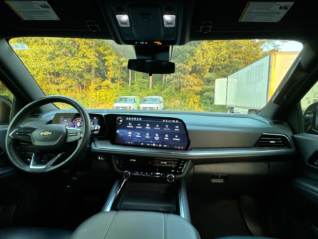Used 2025 Chevrolet Suburban LS RWD image 31