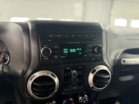 Used 2018 Jeep Wrangler Unlimited Sahara w/ Connectivity Group image 20